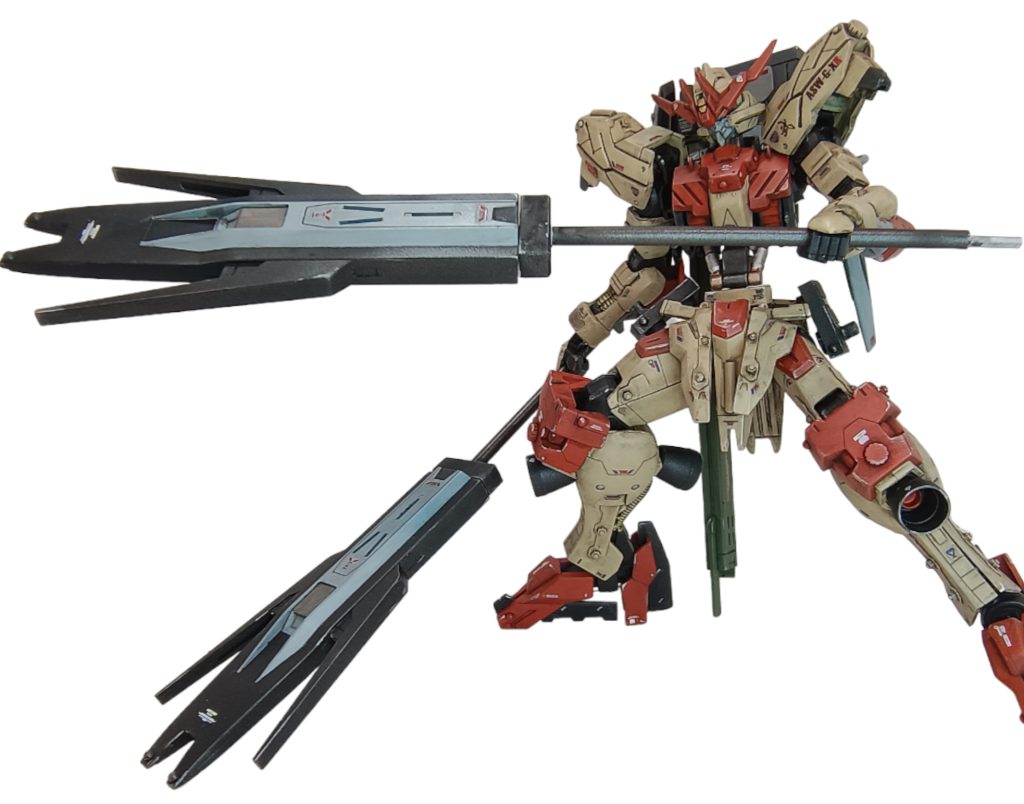 Ike主任:こ、これは、武闘派の武だよ、丸パクリだと芸がないだろ!ほら、バインターに付けていた棒をサイドアーマーに挿したメイスがこいつのメイン装備だ!なっ?武闘派だろっ!😤(圧力)助手A:そ、そうですね😓鉄血の世界では、乱暴な武器は必須です。これだけ巨大なものが、サーベルのストッカーなんて勿体ナイ仕様を見逃せませんw