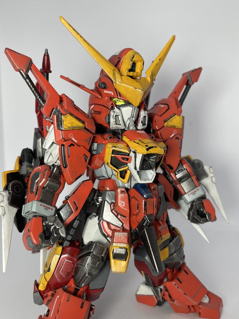 マスクスリットはない方が好きなので掘るのをやめて、ヘルメットはHGのデザインに寄せました。