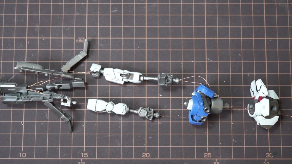 こんな感じで穴を開けて通して、アクションベース用の穴から銅線を逃がしています。 