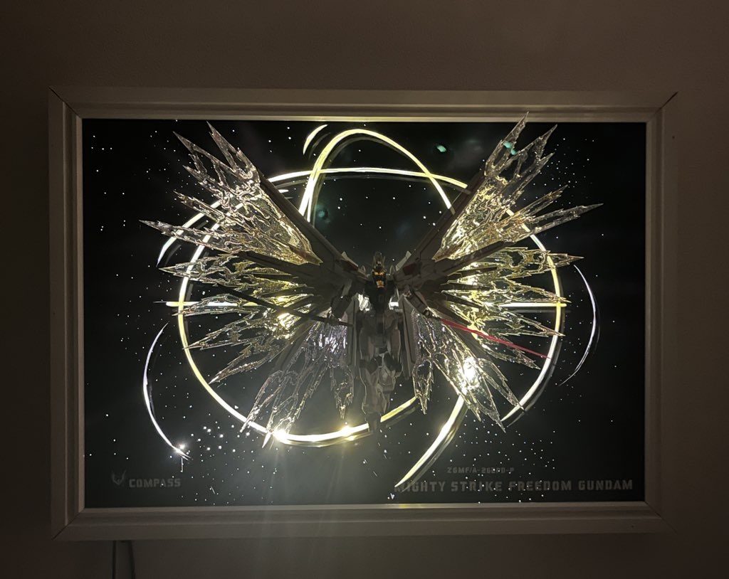 背景の電飾は黄色と赤青緑のテープを2種仕込んで同時に複数の発色、音に反応など遊べる仕様にしてます。ツインアイにも仕込んであります。