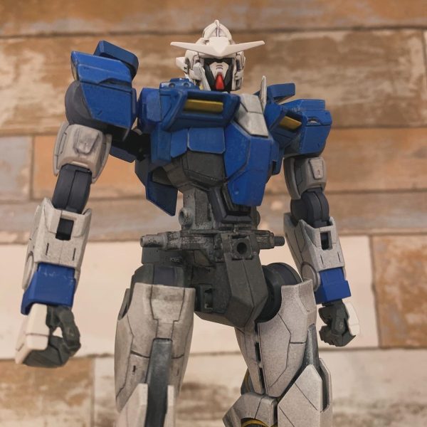 mgではない1/100ダブルオーガンダムです。胴体の幅、脚の幅、胸部の位置を改修して、元のスタイルよりガッシリしたシルエットにしたいと思います。