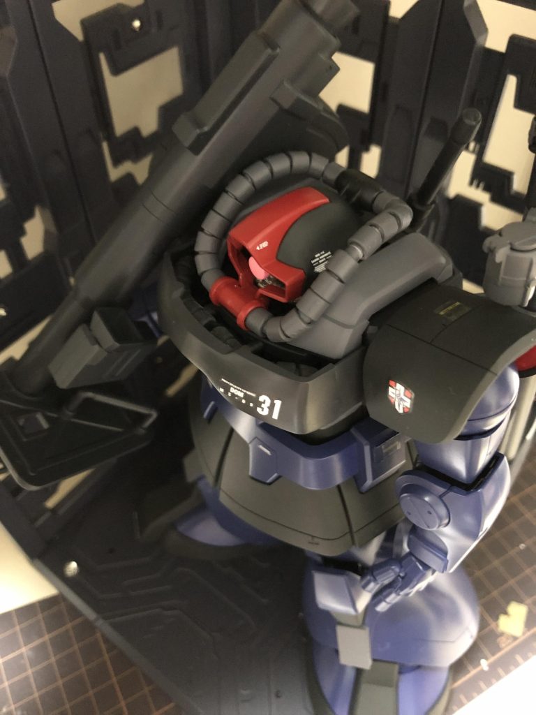 上方より。胸部内にも動力パイプ設置しました！左腕はフィンガーバルカンですが、マニピュレーターにも換装できます