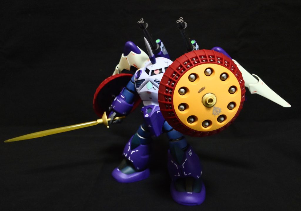 ギャン盾は、前方に動かせます。ギャンバルカン用なのでシールドからもビームサーベルが出せます。