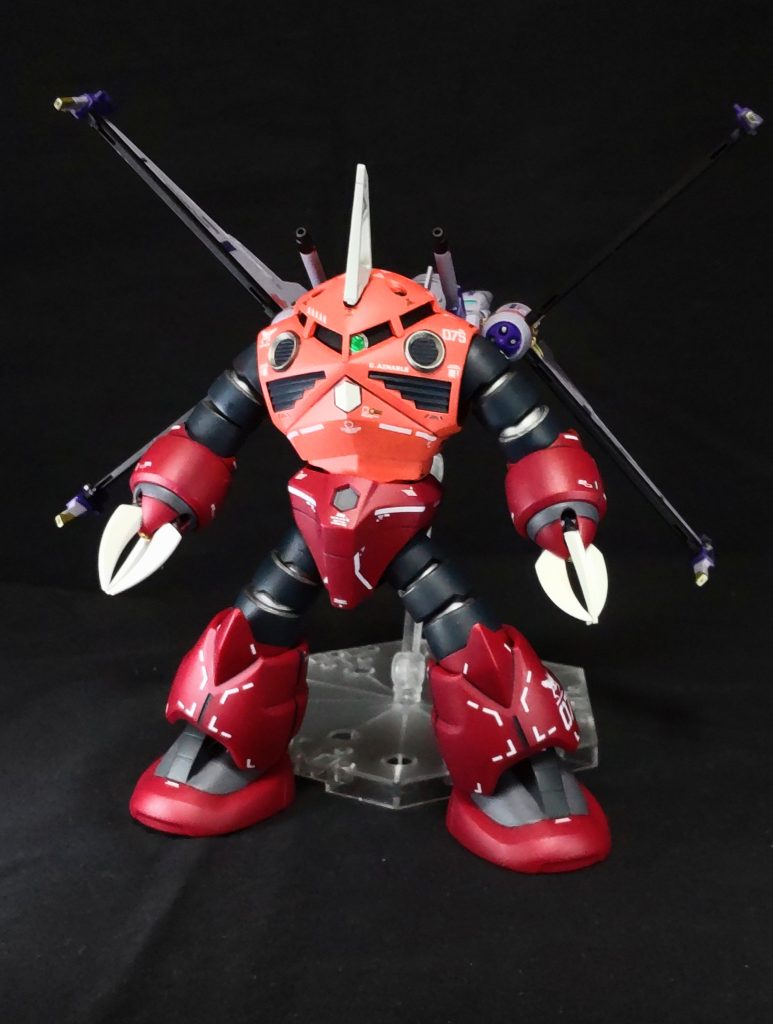 以前投稿したシャアズゴに両面テープでツノだけ取り付け😓、シールドを作る元気はさすがにありませんでした😅。