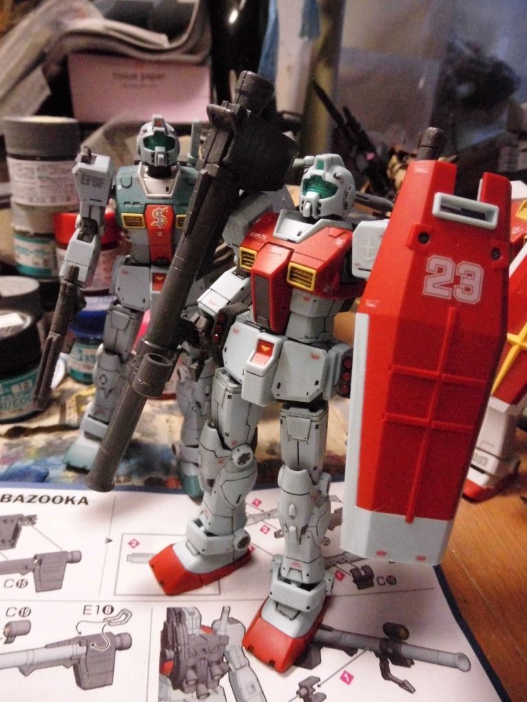 肩のミサイルポッドは、リアルに考えると、ミサイル射出にヒンジ部分が耐えられないのでは？ということでオミットです。