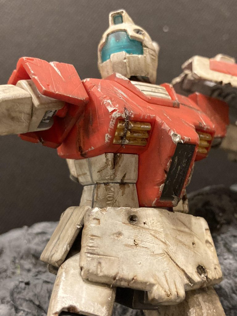 ヒートホークとかで斬られた感じで、生傷が多い生存力高いジムですね