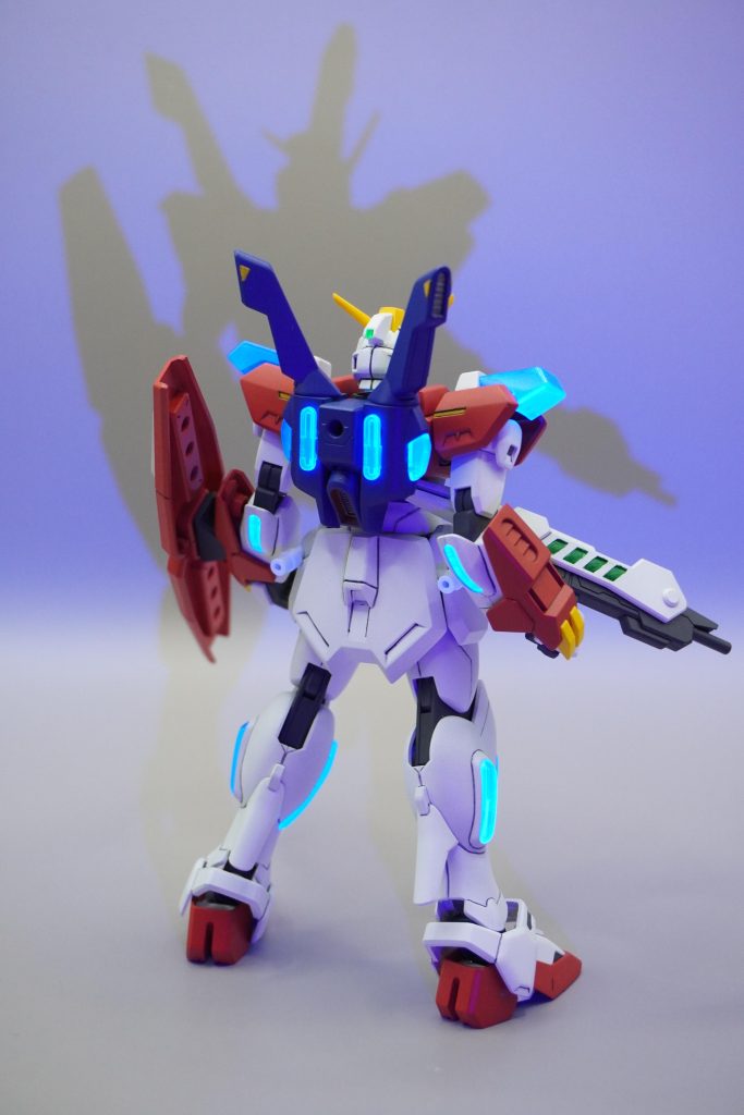 バックショット。こういうシンプルな武装構成で活躍する機体っていいですよね。たしかサーベルの塗装を忘れていてUVライトで微妙に光ってるんですよね(gundam-kao9)