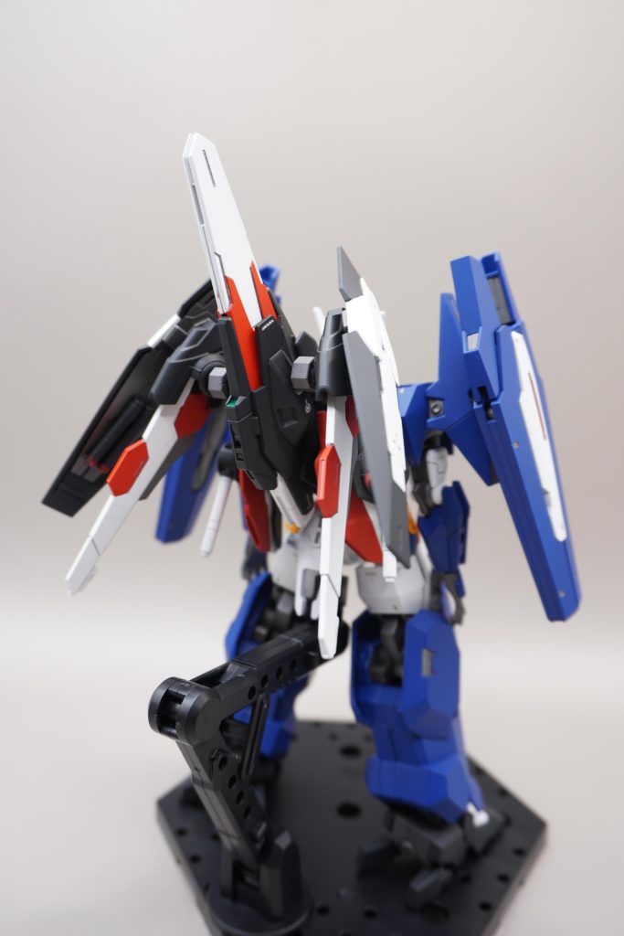 バックパックはエールストライカーやゼータガンダムの色を参考に赤・白・黒の配色にしてみました