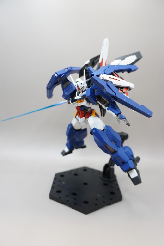 両肩のフェーズドアレイキャノンを微展開すると、OOライザーやAGE2のような肩から広がるシルエットになってちょっと好き(gundam-kao7)