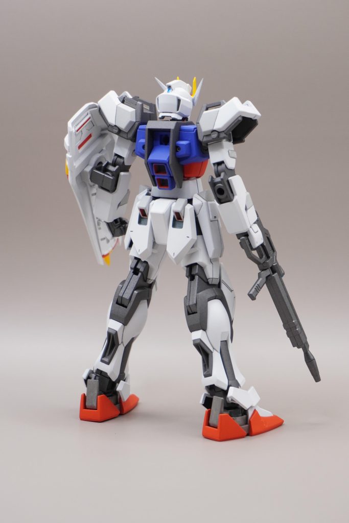 メインをラッカー、部分塗装をシタデルで、というのが自分のスタイルになりつつあります。マスキングは苦手なので、極力やらないようにしています(gundam-kao5)