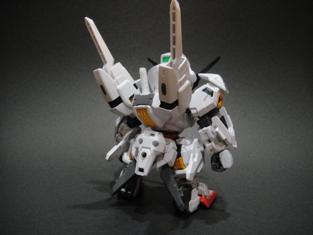 グレー部分は水性ホビーカラーのエアリアルグレー、黄色部分はシタデルカラーの AVERLAND SUNSET と BAD MOON YELLOW を形成色に近い色味になるよう適当に混色しました。エスカッシャンの組み替え時に剥げるのが怖いのでトップコートは吹いていません。
