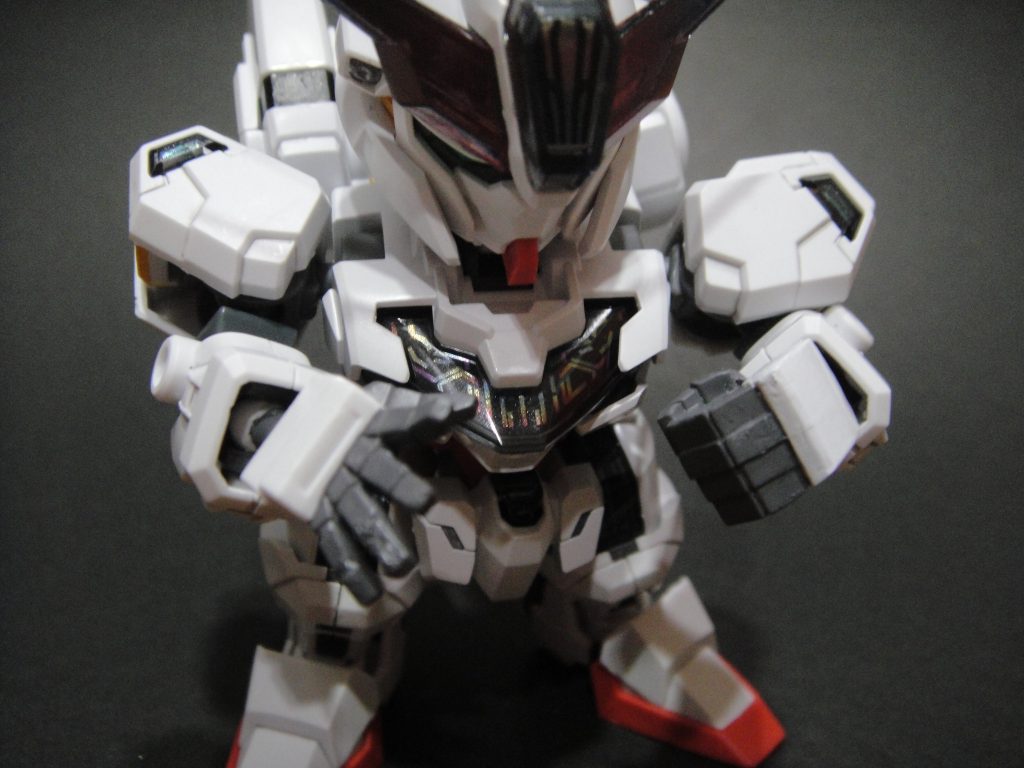 少し手が大きいと感じたので平手は SDEX トライバーニングガンダムのものを加工して流用し、グー手はキットの手の甲の両端を切って幅を狭くしました。一人ジャンケン…
