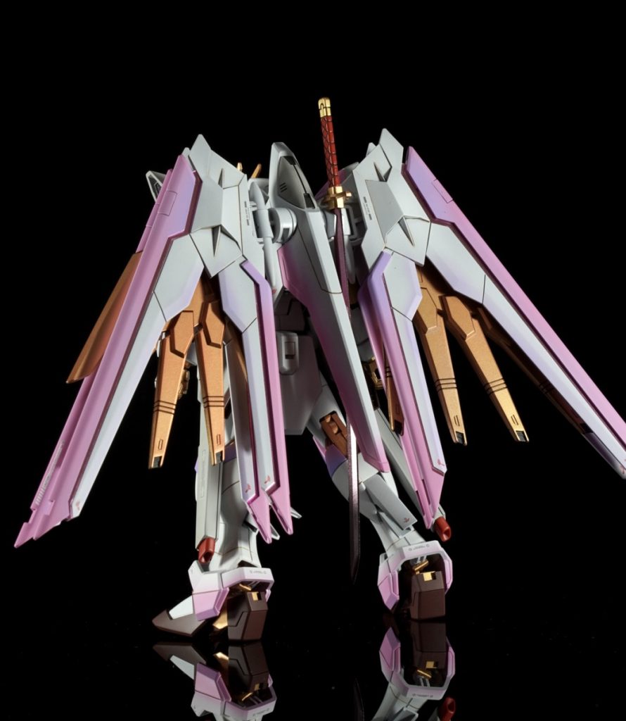 娘にピンクのガンダム作ってと言われていたこともありマイティフリーダムをピンクに染め、ラクス専用機にしよーくらいの浅はかな考えでした正直、通常カラーがカッコよすぎるのでもう一個手に入ったらストレートに制作したいです！