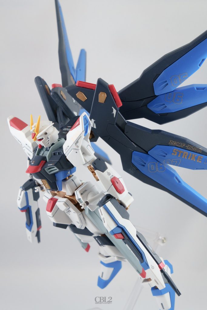 スーパードラグーン機動兵装ウイングを展開すると、前から見て左から順に番号を振ってあります。実際にその順番でいいのかはちょっとよくわかってないですが、同じものをたくさん装備している機体にはこういうデカールを貼りたくなっちゃいますね。ドラグーン07には機体名と型式番号を表記しました。