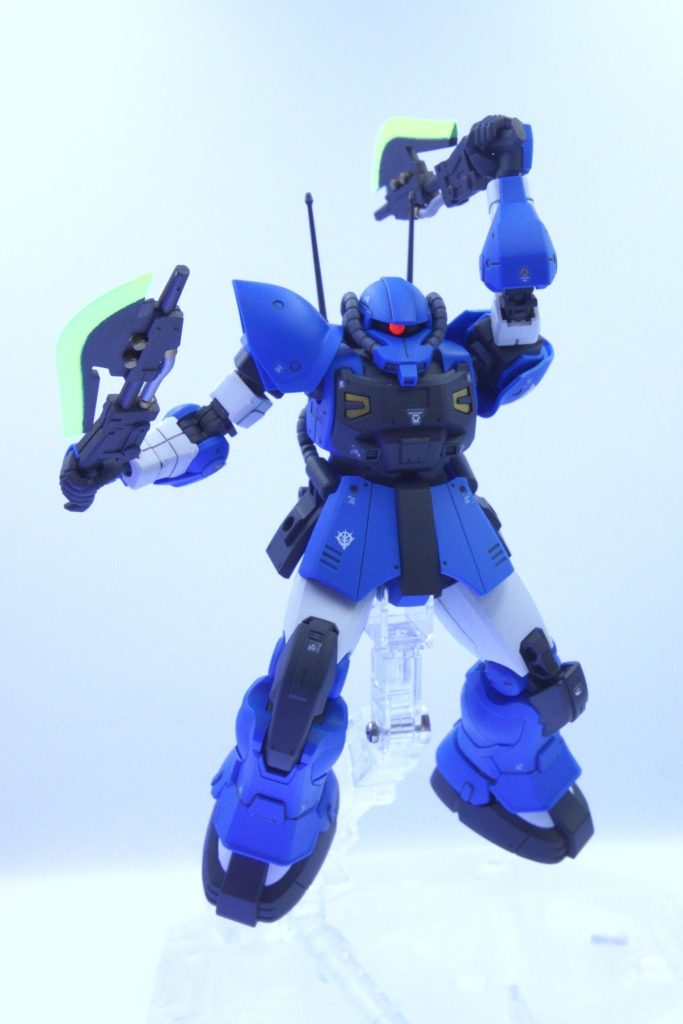 ブラックライトを使って、モノアイとヒートホークを光らせてみました。ヒートホークの刃はオレンジにすべきだった(gundam-kao5)