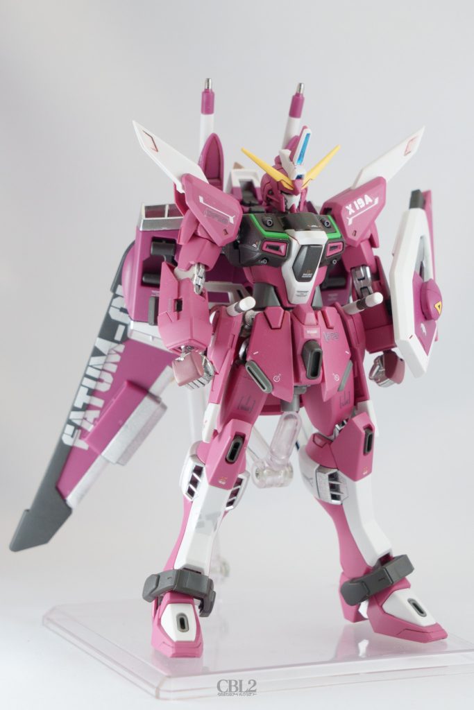 装甲は成形色につや消しトップコートを吹いています。関節はガンダムマーカーシャインシルバーをエアブラシシステムで塗って光沢トップコートで仕上げました。右足、左肩、左フロントスカートを中心に、デカールのパターンを前作のストライクフリーダムに合わせています。