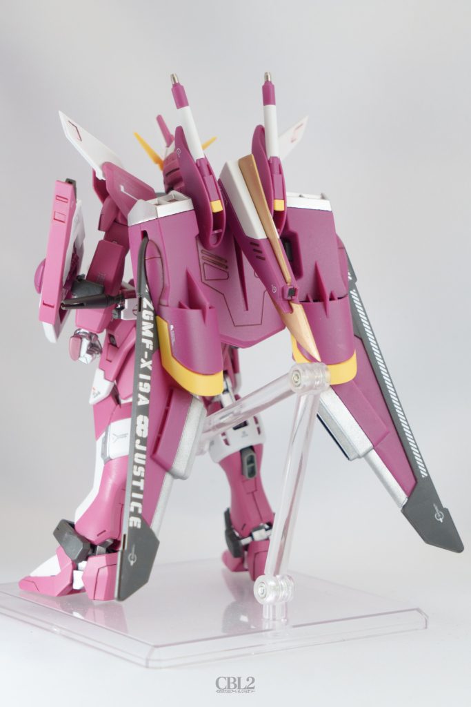 スタンドはいつものグッスマのもの。ファトゥム01の機首がスタンドに干渉するので少し開いていますが、特段手を加えているわけではないので作品としてはちゃんと閉じます。ウイングに型式番号と機体名をデカールで。ウイング先端は尖らせていませんが、ファトゥム01の機首やジャスティス本体の肩などはランナーの切れ端を使って尖らせています。