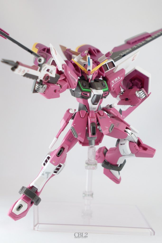 ビーム砲の砲口はメタルパーツにしてみました。ストライクフリーダムのドラグーンと同じパーツなのは、単に10個セットで2個余っていたからというのもありますが、砲口だという説得力を持たせられたかなと思います。頭部のセンサーはキットのシールの上にUVレジンを流しています。