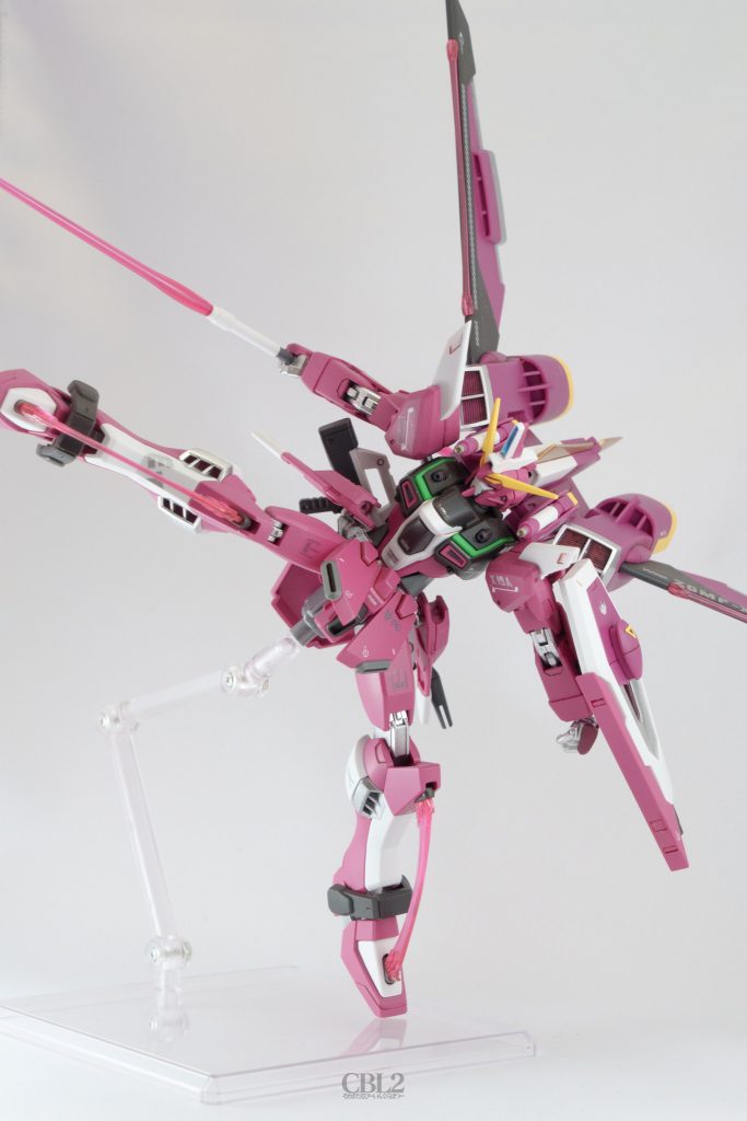 股関節の可動域がおかしいので、ビームブレイドのアクションポーズも簡単に取れます。