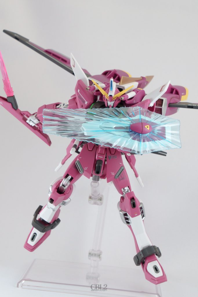 ビームシールドのエフェクトパーツには特に手を加えていません。発生機の黄色と黒の三角形は塗り分けが大変だったのでシールを使っています。