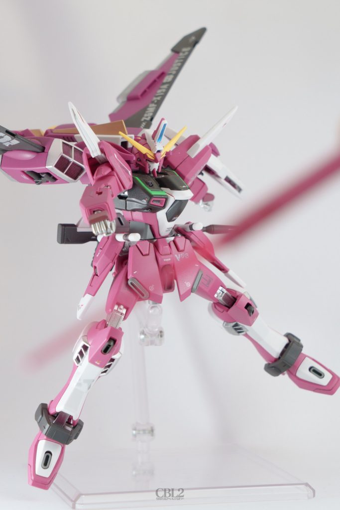 ブーメランを投げている感じに。劇中のアクションが好きで毎度再現しようと試みるのですが、どうもぼかしすぎてなんなのかよくわからなくなってしまいますね。片手でブーメランを持って片手でカメラのシャッターボタンを押す必要があるからなのですが、そのうち友人に手伝ってもらって理想の写真を撮りたいものです。