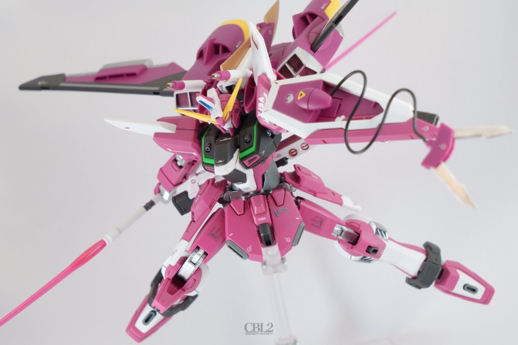 ちゃんとライフルの中心でくっつくようになりました。このポーズはHobby Japanの記事を真似ていますが、ライフルを真横ではなく少し斜めになるように取り付けています。ネオジム磁石だからできることですね！ネオジム磁石ばんざい！