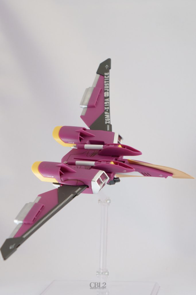 ファトゥム01です。グレーの部分はジャスティス本体の関節と同じ仕上げにしました。また、機首のナイフ部分はレッドゴールドで仕上げています。本当はビーム砲の反対側がビームサーベルになっている？らしいので、ビームエフェクトパーツ付属させて欲しかったなあ…とは思うものの、単体でも十分遊べるくらいしっかり可動します。放送当時の1/100を作ったことがあるのですが、すごい進化してるなあ…