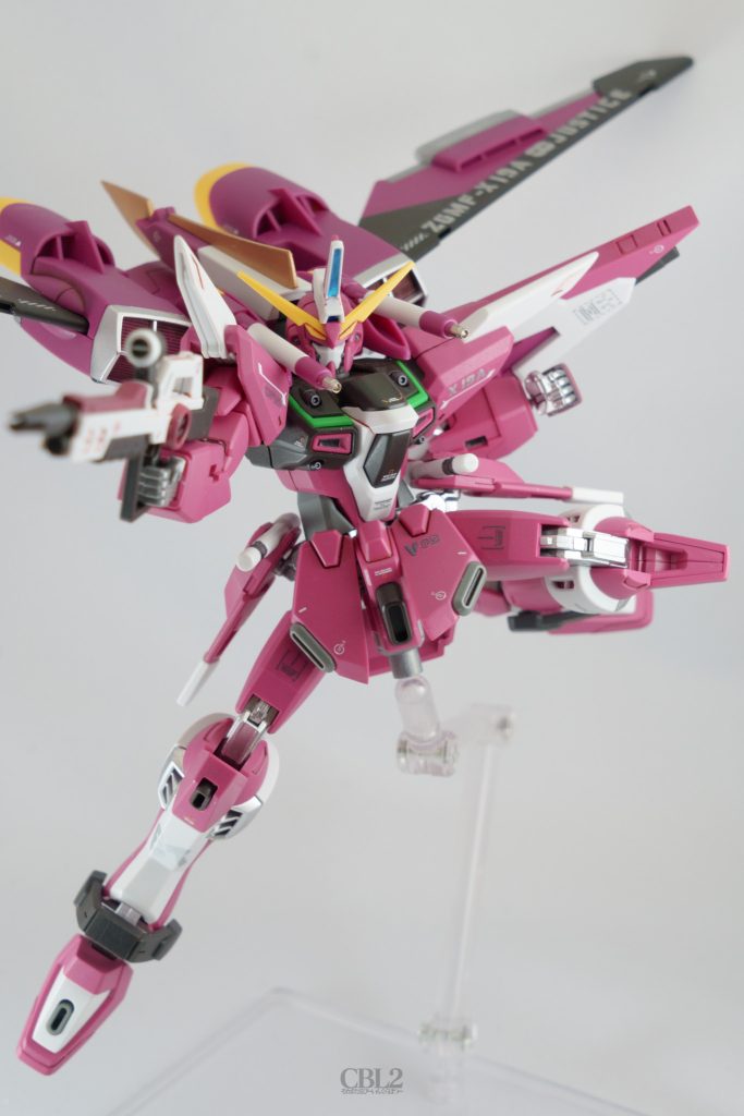 キット自体が新しめで、SEEDアクションシステムと謳ってこそはいないものの、HGCEイモータルジャスティスと比べても遜色ない可動域です。なので、今回は特に腰や手足の延長はしていません。