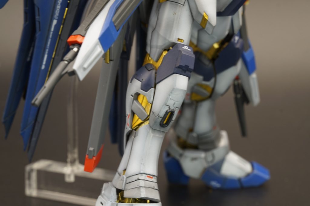 膝部分はボリュームアップしています。とはいえフリーダムほどモリモリではありません。また、脹脛も微妙に左右に広げています。フリーダムほどモリm…以下略