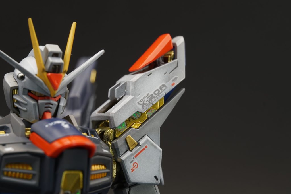 前作フリーダムでは小顔化のためにマスク辺りを切って削って…と結構な改修をしましたが、ストフリは元からイケメンさんでしたので頬当の内側を削り込むくらいの小改修です。肩の内部フレームは単色ではつまらなかったので一部にホログラムフィニッシュを貼り付けています。ボディ色はホワイトとニュートラルグレー2での色分け。