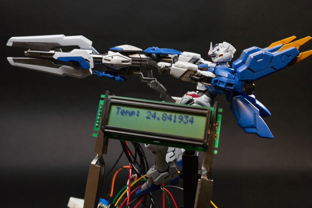 銃の先に、非接触式温度センサーを仕込み、体内に銅線通して、回路を組んで温度測定できるようにしました。この写真では室温を測定しています。