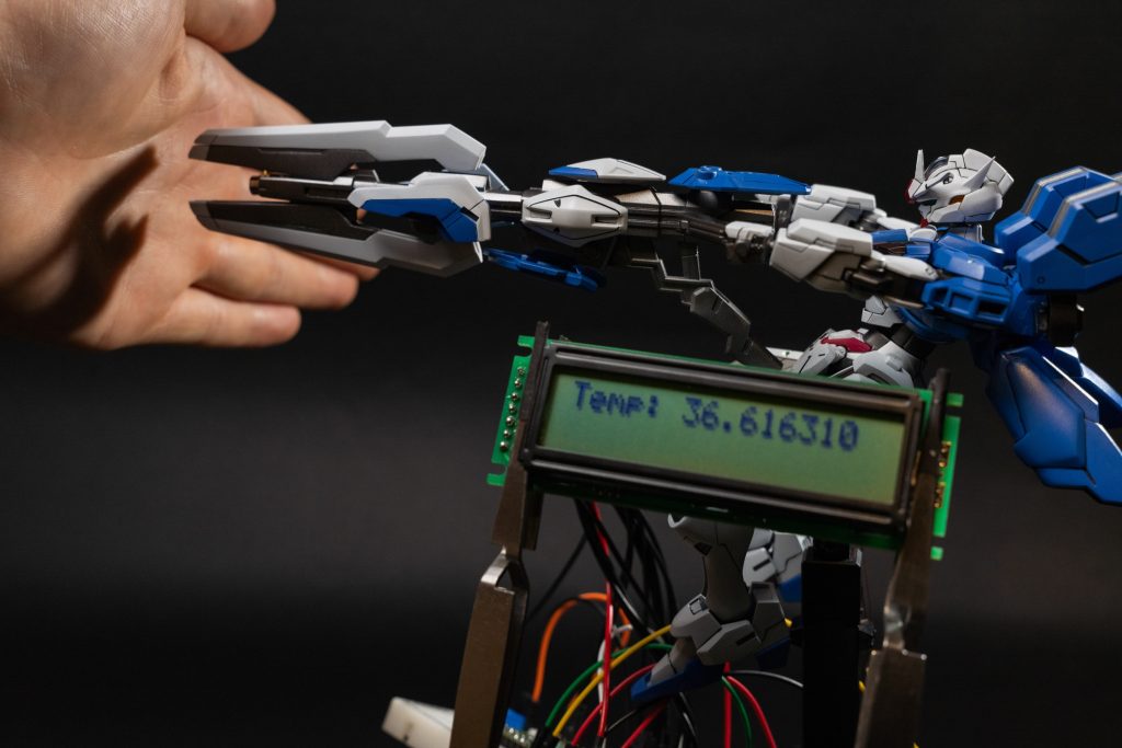 手をかざすとそれに応じて出力値が変動します