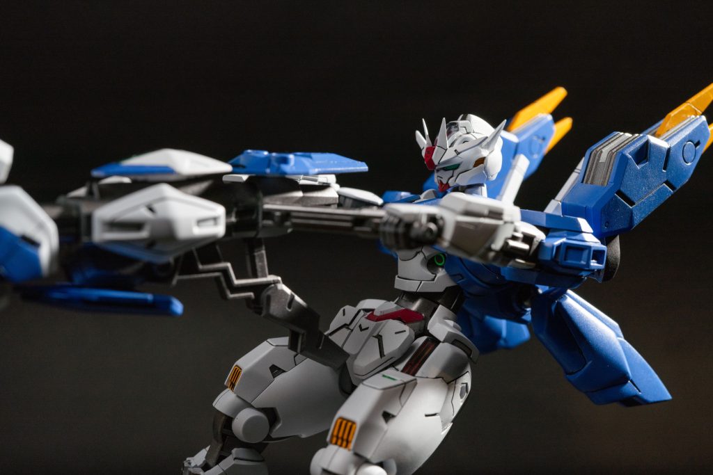 見た目に関してはあまり大きな改修を加えていません。しかし、最近のガンプラはさすがですね。ビシッと決まります。