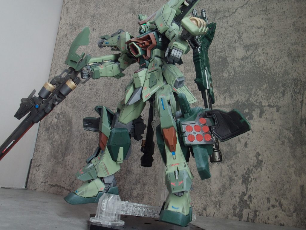 足にはミサイルポッド。これのせいでまともにポージングができなくなった(^_^;)