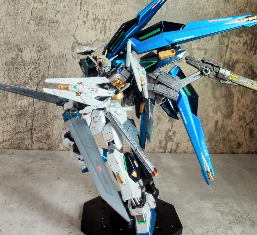 フリーダムの斬撃ポーズと言えばこのポーズと言うわけで実体剣二本、ビルダーズパーツの剣はいいですねぇ、大きく手は加えてません。