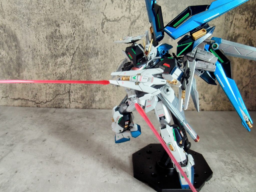 ビームサーベルは背中と腰に2本づつ計4本、背中のビームサーベルはMGエールストライクから移植