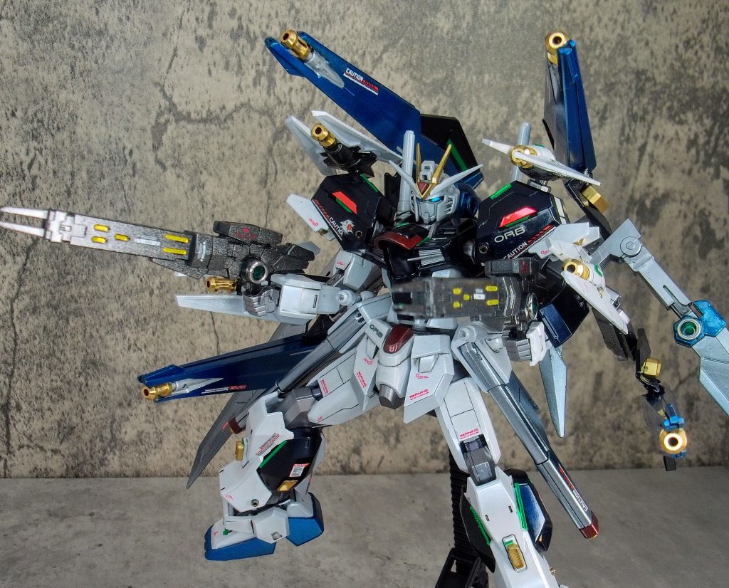 バックパックの羽根は一枚一枚砲門です。ダブルリベイクライフルだからライフル要素はきちんと残したかった結果ですね。