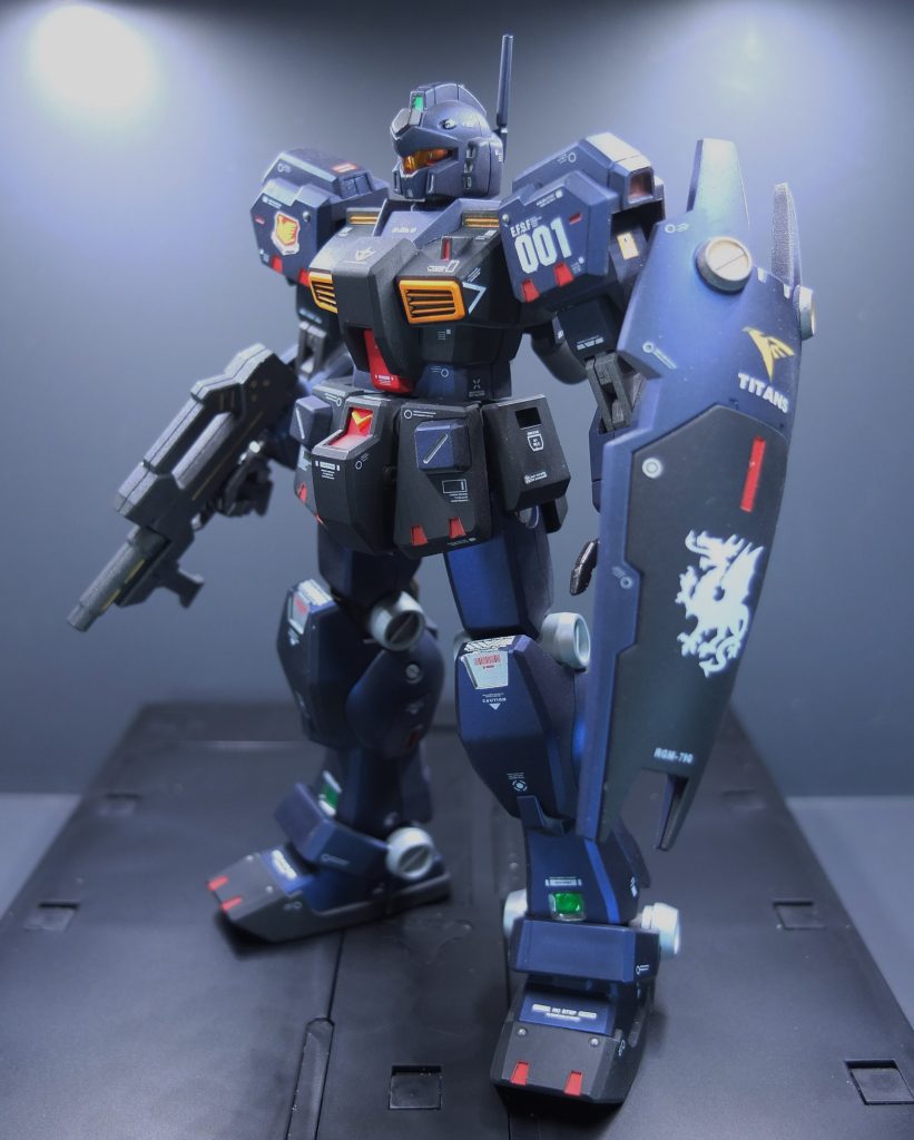 ABSの部分はミッチャクロンを吹いた後に水性ホビーカラーで塗りまして要所要所にさし色の赤、ガンクロームを使ってますスタイルの改修は行わず合わせ目は肩、太もものみ消してます腕のところは忘れてました