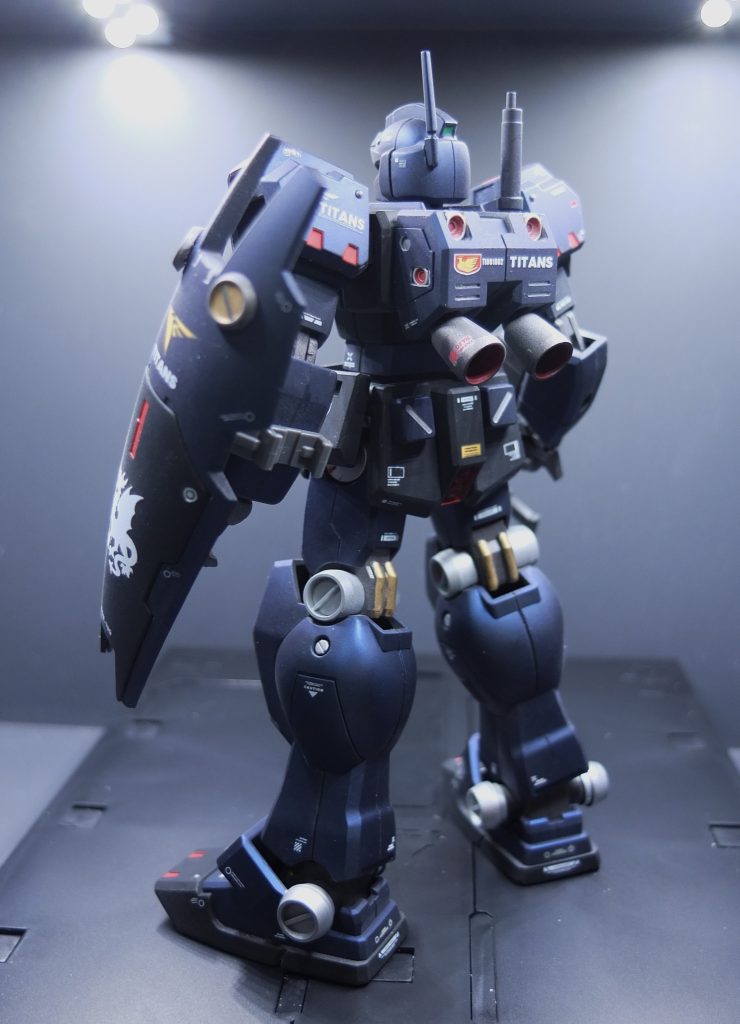 ライフルは元々のキット付属のを使う予定で塗装も終わらせていましたがマガジン部分が邪魔で塗装が剥がれそうだったのでオプションパーツ07からライフルを借用、モナカを修正する時間も気力も無かった