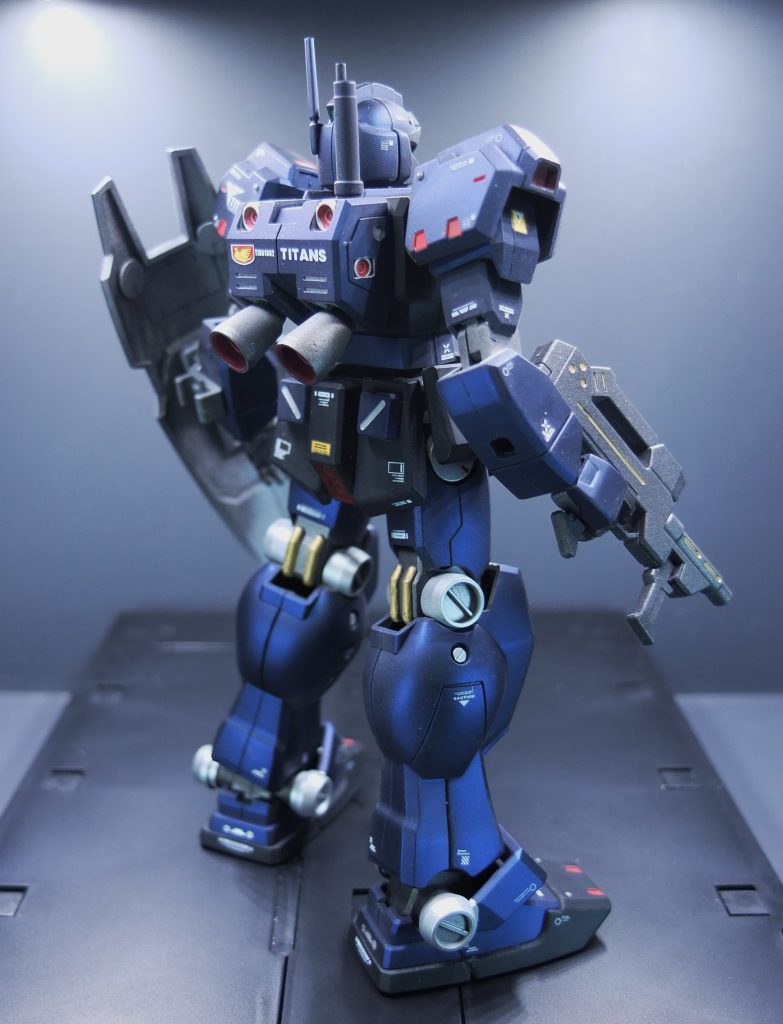 盾のデカいマークは外国のデカールの余りです一度貼ったあと剥がそうとしましたが剥がれませんでした明るい所で見ると黒とブルーブラックの違いが判るのだけど暗い所だとあまり差が出ず少々物足りない感じです