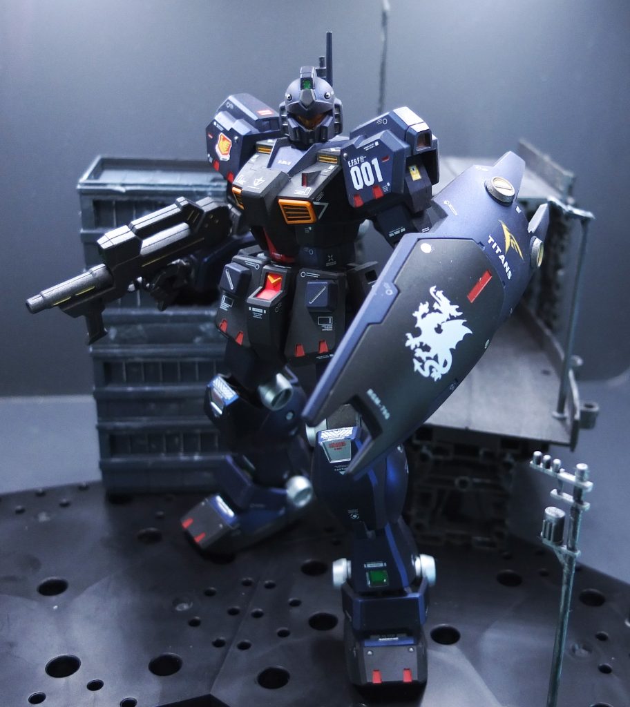 ティターンズカラーで塗る予定だったのでクレオスの専用カラーを用意したのですが結局は大好きなプリズムブルーブラックの艶消しで仕上げてしまいました。後ろに置いてるオブジェは30MMの市街地ベース