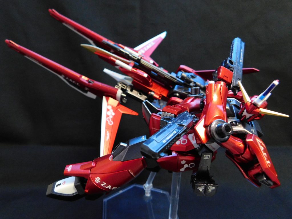 本体MS「ネイキッドセイバー」と支援機「オーディンシルエット」の分離状態ネイキッドセイバーのメイン武装は、ツインビームハンドガン「フギン&ムニン」及び腕部内蔵型ビームサーベルと控えめですが、軽量で小回りが利くため近~中距離戦に秀でています。支援機「オーディンシルエット」は、無線による遠隔操作またはAIによる自立行動が可能で「スーパーフォルティスビーム砲」や「アムフォルタス・プラズマ収束ビーム砲」等の強力な火器による航空支援を行います。