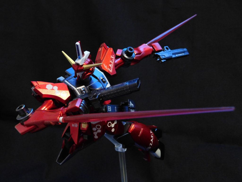 ビームサーベルで斬りかかるネイキッドセイバー腕部に内蔵されているため、武器を持ち替えることなく瞬時に格闘戦に移行することができます。元々のサーベルの収納場所だった肩やサイドスカートを換装してしまったので、最後まで「サーベルをどこに収納するか?」で悩みましたが、ガンダムファラクトの腕を丸ごと移植し、サーベルグリップを逆向きに収納することで解決しました(サーベルグリップは、引き出して普通に持たせることもできます)。