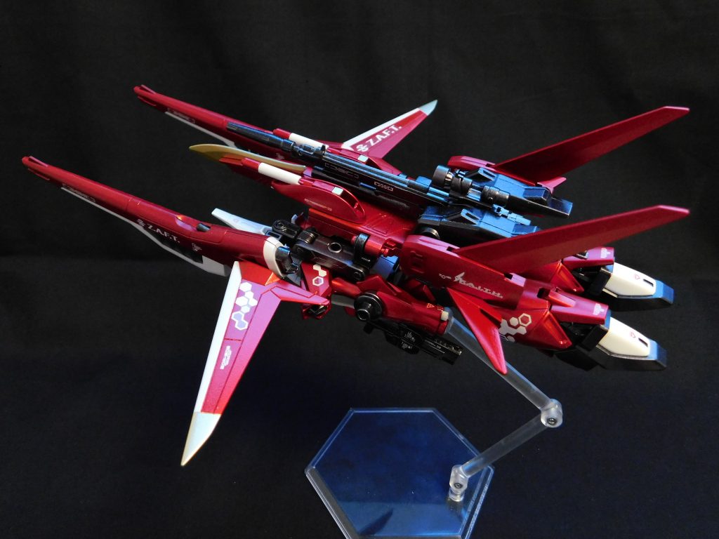 最後に変形後のMA形態8枚羽と後部に集約された8連ブースターから「スレイプニール(オーディンが騎乗する8本足の軍馬)」と呼んでいます。この状態でも全ての火器が使用可能であり、サイドスラスターや可変翼による機動性の高さから、一撃離脱を旨とする高速戦闘形態として運用されます。HGセイバーガンダムのMA形態が気に入らなかったので「MA形態の美しさ」は大きな課題でした。実際、この機体はMA形態から逆算して設計しました。