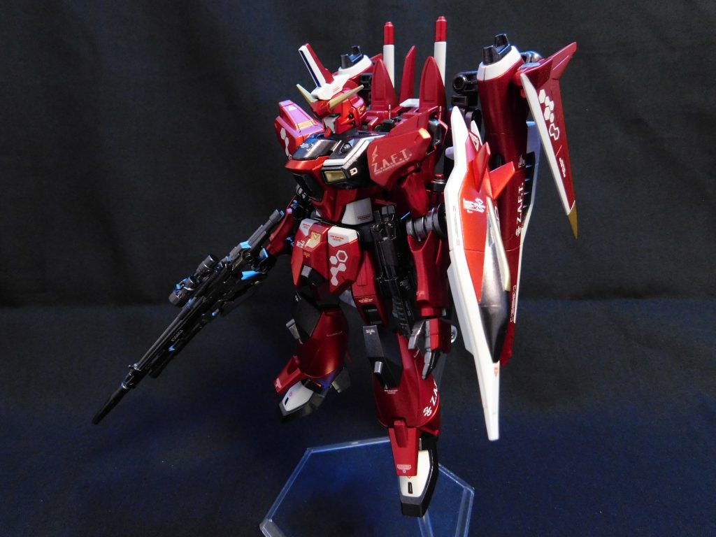 本体MSと支援機の合体形態「アブソルートセイバー」オーディンシルエットに搭載された強力な火器による制圧射撃のほか、超高インパルス狙撃ライフル「グングニール」による長距離精密射撃も得意としています。グングニールは、実はHGリバウ(HGシナンジュ)のビームライフルそのままなのですが、デザインに惚れ込み無改造で採用しました。なお、同名のザフト軍のEMP兵器同様、EMPモードにより敵機体の電子機器のみを破壊することも可能(という設定)です。