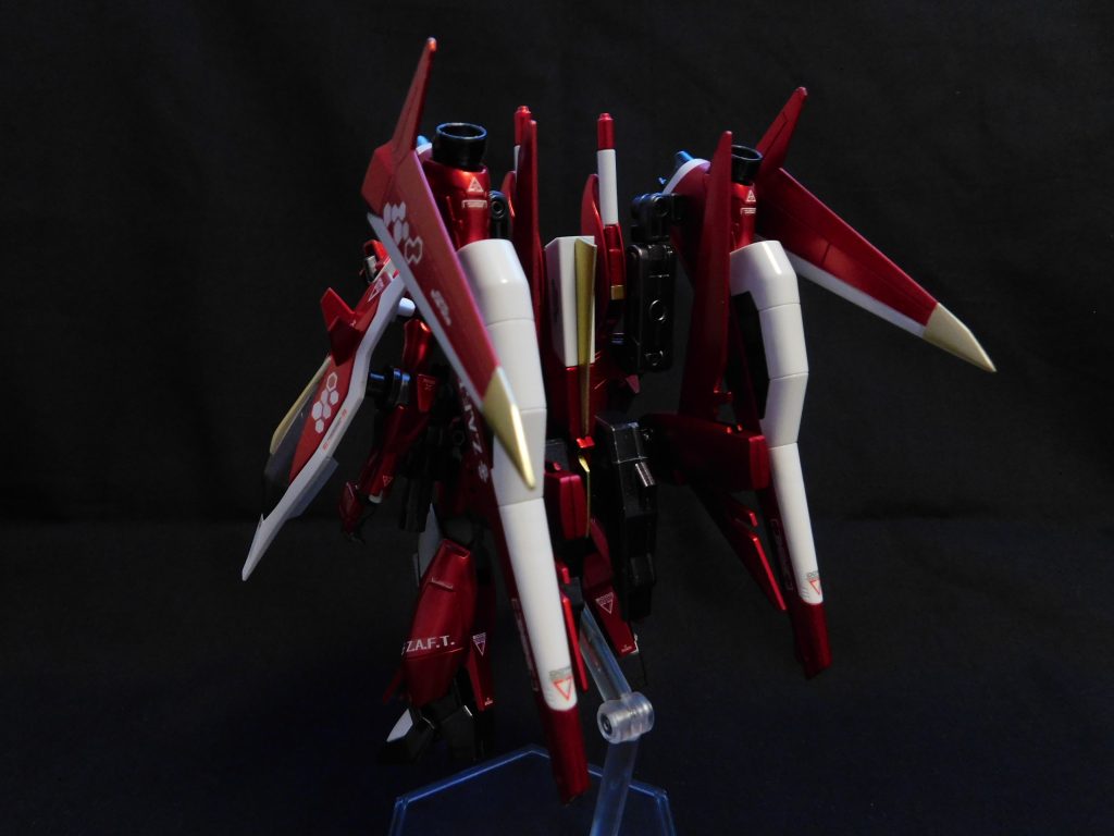 アブソルートセイバーのバックショットHGセイバーガンダム、HGCEインフィニットジャスティス、HGリバウのパーツをミキシングしていますが、我ながらスッキリ収まったと思います。アムフォルタス・プラズマ収束ビーム砲は「バトルアーム・アームズ」付属のジョイントパーツで接続してあり、多重関節により自在に動かすことができます。