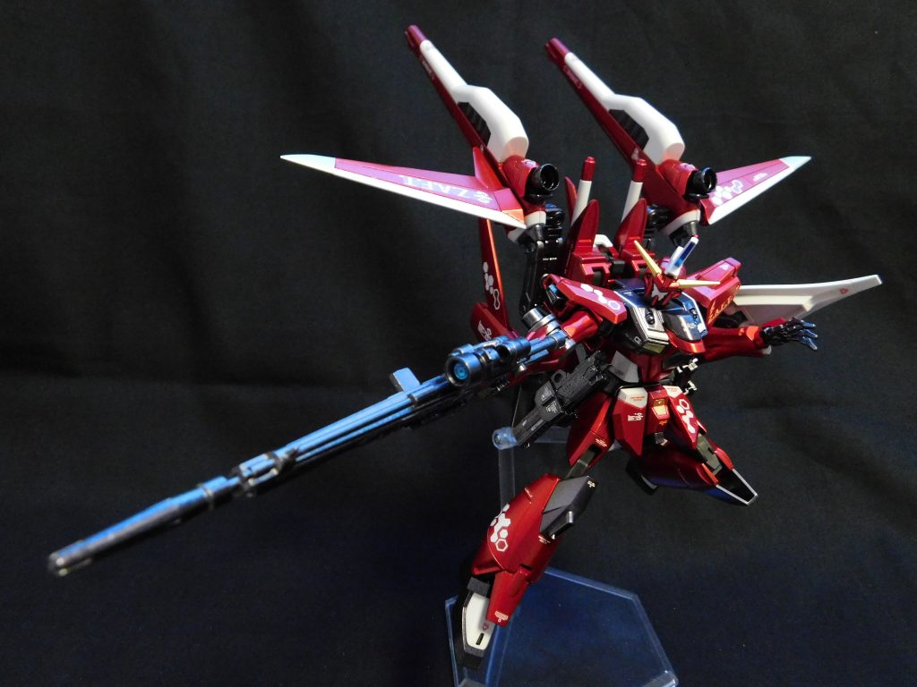 ウイングを展開した「ハイマットモード」姿勢を安定させ、身長ほどもある狙撃ライフルで正確にターゲットを射抜く。背負い物と武器が大きいので、こういったケレン味が効いたポーズが決まりますね。なお、ライフルのスコープには30MMの「3Dレンズシール2」を使用しています。