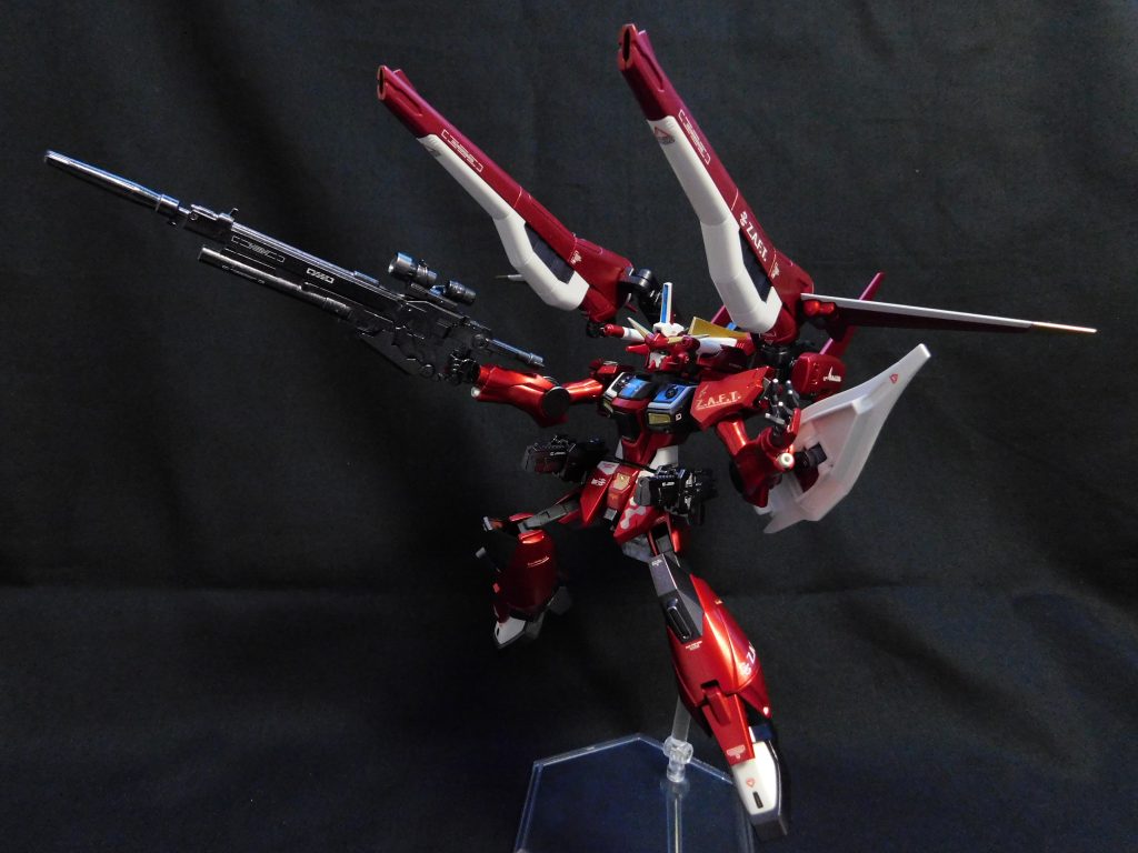 全身の火器を一斉発射する「ハイマットフルバースト」SEEDお馴染みのアレ。ノルマ達成。なお、両腰のツインハンドガンはホルスターごと可動するので、収納時は腰部ビームガン、MA時は対地・後方機銃として機能します。