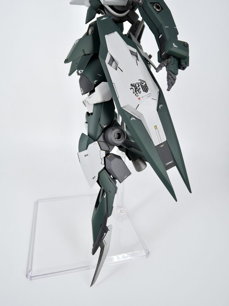 足は特に全体的にヤスリでシャープにしています。ギャラルホルンのマークもよい感じで気に入っています。