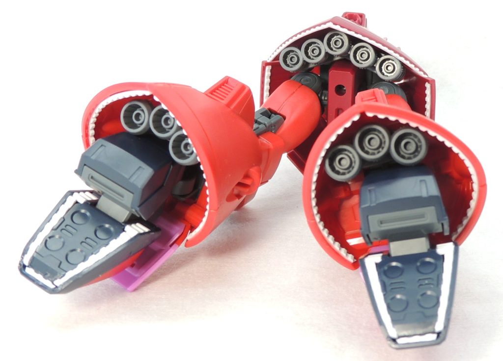 白い部分は、凹凸のディティールがあるエバーグリーンのプラ板を細切りにして根気よく接着し、ヤスリで整形しました。